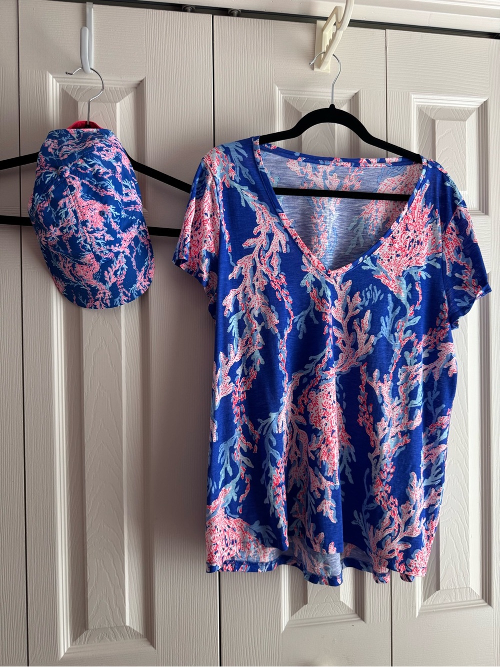 LILLY PULITZER Etta V-Neck Top LARGE BOREALIS BLUE SWIM ON OVER & Run-Around Hat